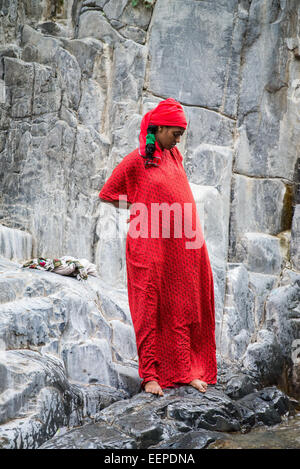 Donne che svolgono servizio lavanderia in cascata, nei pressi del villaggio di Abala, Etiopia, Africa Foto Stock