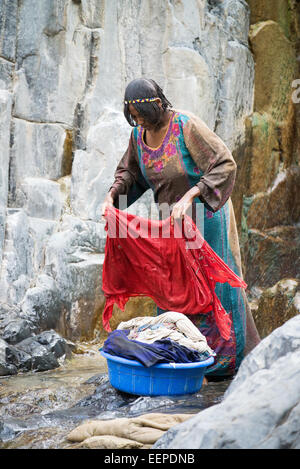 Donne che svolgono servizio lavanderia in cascata, nei pressi del villaggio di Abala, Etiopia, Africa Foto Stock