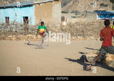 I bambini giocano a calcio su un campo in terra battuta in Abala, Etiopia, Africa Foto Stock