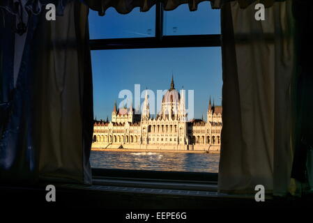 Budapest, Ungheria. 26 Maggio, 2014. Budapest, la capitale di Ungheria, è piena di negozi di caffè, ristoranti, e la sua incredibile architettura. (Credito Immagine: © Peter Bauza/zReportage.com via ZUMA Press) Foto Stock