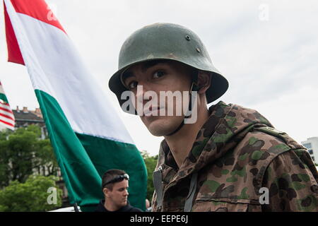 Budapest, Ungheria. 26 Maggio, 2014. La nazionale ungherese di guardia, la nuova Guardia ungherese e altri gruppi si riuniscono per partecipare a un'attività, indossando vecchie uniformi militari. (Credito Immagine: © Peter Bauza/zReportage.com via ZUMA Press) Foto Stock