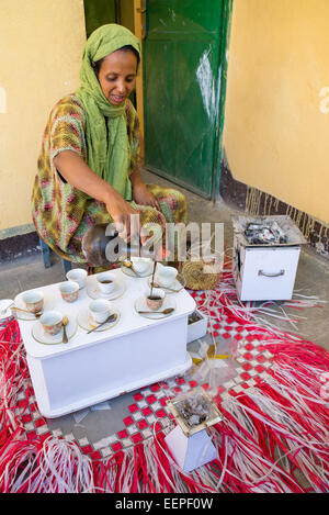 Donna etiope di eseguire la tradizionale cerimonia di caffè, Etiopia Foto Stock