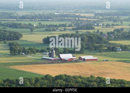 Vista aerea di terreni agricoli e fabbricati agricoli. Campo Purdy Fly-In. Agosto 2014. Michigan Associazione ultraleggeri. MULA. Gaines, Mic Foto Stock
