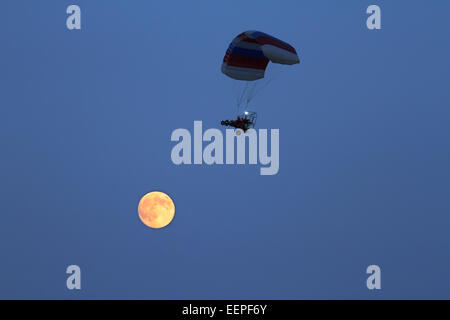 Ultralight parapendio al tramonto vicino alla luna. Uomo adulto è il pilotaggio. Campo Purdy Fly-In. Agosto 2014. Michigan Associa Ultralight Foto Stock