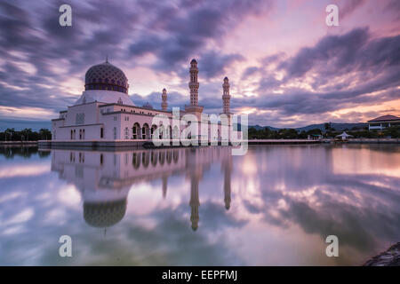 Moschea della città Likas Kota Kinabalu durante il Sunrise Foto Stock