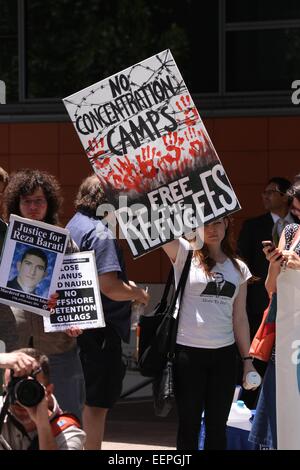 Sydney, Australia. Il 21 gennaio 2015. Attivisti per i rifugiati hanno organizzato raduni in tutta l'Australia, tra cui uno al di fuori del dipartimento di immigrazione e cittadinanza al 26 Lee Street, Sydney, organizzato dalla azione dei rifugiati Coalition (RAC). Nella foto è una manifestante tenendo un cartello che diceva "No ai campi di concentramento. Libera i rifugiati". Credito: credito Copyright: 2015 Richard Milnes / Alamy Live News. Foto Stock