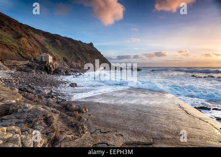 Onde che si infrangono sulla riva al sacerdote's Cove a Cape Cornwall vicino Land's End Foto Stock