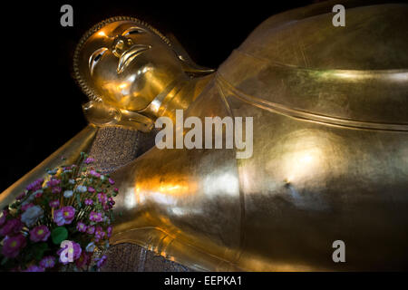 Il Buddha Reclinato, Wat Pho tempio, Rattanakosin Island, Bangkok, Thailandia. Wat Pho (il Tempio del Buddha Reclinato), o W Foto Stock