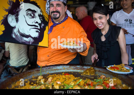 Viva 8 chef Fernando Andrés Yusta in posa vicino al sea food padella per paella, Mercato del fine settimana di Chatuchak. Il mercato del fine settimana di Chatuchak o Jatujak Foto Stock