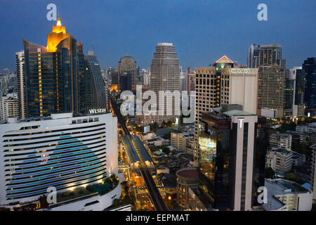 Verticale, viste di Sukhumvit Road, sky train, Westin Sheraton e grattacieli dal Sofitel Bangkok Sukhumvit. Bangkok. Tailandia Foto Stock