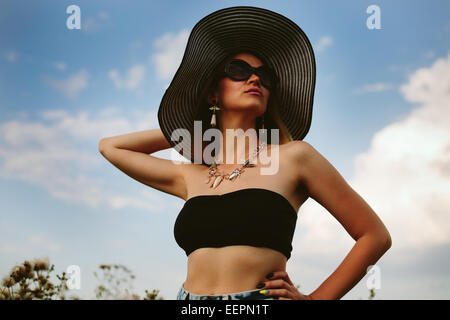 Bella ragazza nel cappello e occhiali da sole Foto Stock