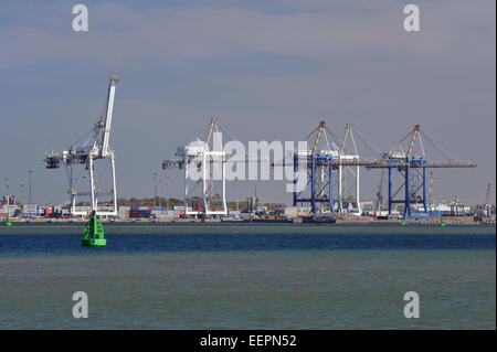 Paesaggio industriale, gru, terminal di movimentazione container per navi da carico, porto di Durban, KwaZulu-Natal, Sudafrica, destinazione commerciale, Città africana Foto Stock