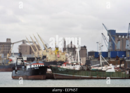 Panorama astratto dell'industria, porti globali, porto di Durban, KwaZulu-Natal, Sudafrica, Focus Blur, barche da pesca al molo, luoghi del mondo, Africa Foto Stock