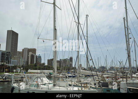 Paesaggio, paesaggio urbano, barche oceaniche, porticciolo di piccole imbarcazioni, porto di Durban, Sudafrica, città del mondo, porti globali, destinazione di viaggio, skyline Foto Stock