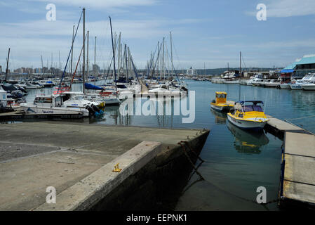 Porti globali, paesaggi, file di yacht e barche, scivoli, porticciolo per piccole imbarcazioni, porto di Durban, KwaZulu-Natal, Sud Africa, vela, città Foto Stock