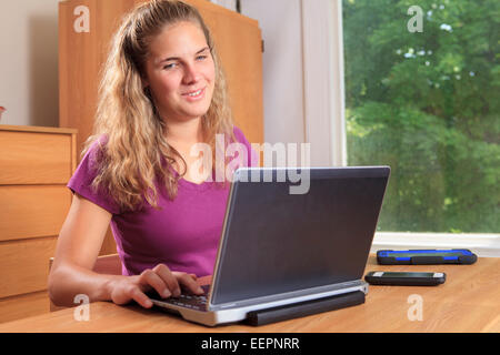 Studente con minorazione visiva lavorando sul suo computer parlanti Foto Stock