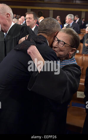 Washington DC, Stati Uniti d'America, 20 gennaio, 2015. Il Presidente Usa Barack Obama abbracci Suprema Corte associare la giustizia, Ruth Bader Ginsburg, come arriva a consegnare lo stato dell'Unione indirizzo prima di una sessione congiunta del Congresso il 20 gennaio 2015 presso il Campidoglio di Washington DC. Credito: dpa picture alliance/Alamy Live News Foto Stock