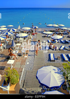Nizza Costa Azzurra, Francia. La gente a prendere il sole sulla spiaggia privata dell'hotel Foto Stock