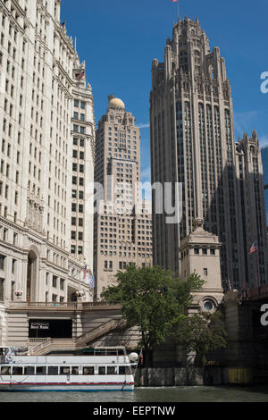 Chicago , classici e moderni edifici ,le Tribune Building Foto Stock