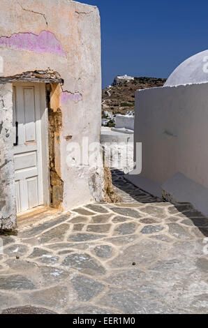 Dettaglio scatti in vicoli in ciottoli di Chora (Hora) tradizionale insediamento, la capitale di Sikinos isola, Cicladi Grecia Foto Stock