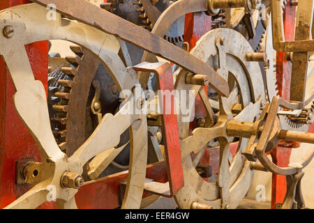 BRATISLAVA, Slovacchia - 11 ottobre 2014: il dettaglio del vecchio orologio per lavorare da torre-clock sul St. Martins cattedrale a lavoro. Qualsiasi Foto Stock