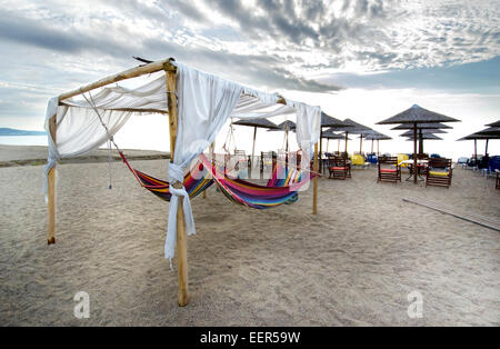 Tempo libero bed letto sospeso e ombrellone sulla spiaggia tropicale Foto Stock