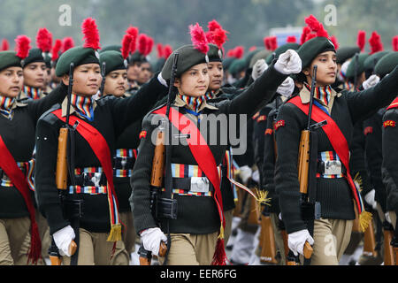 New Delhi, India. Xxi gen, 2015. Indian National Cadet Corps membri marzo durante le prove per il giorno della Repubblica parata del Raj Path in New Delhi, India, 21 gennaio, 2015. L India è per celebrare il suo sessantesimo giorno della repubblica a gennaio 26 con una grande parata militare. Credito: Zheng Huansong/Xinhua/Alamy Live News Foto Stock