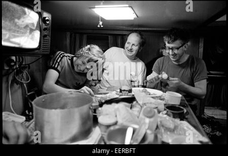 Stella scintillante equipaggio hanno pasto serale a bordo del peschereccio. Foto Stock