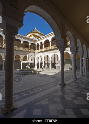 Siviglia, Spagna - 28 ottobre 2014: il cortile della Casa de Pilatos. Foto Stock