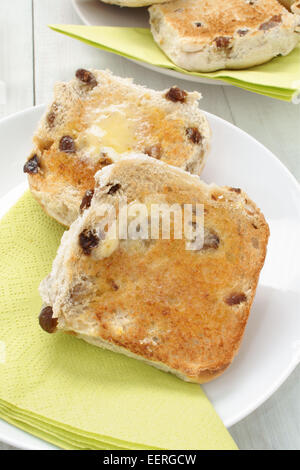 Hot teacakes imburrato un dolce tradizionale bun ripieni di uvetta Foto Stock