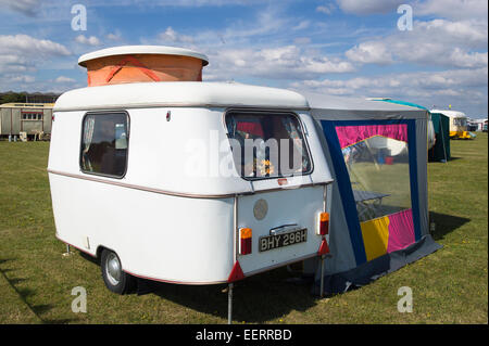 Eriba Puck mini-caravan con pop-up al tetto di un inglese showd Foto Stock
