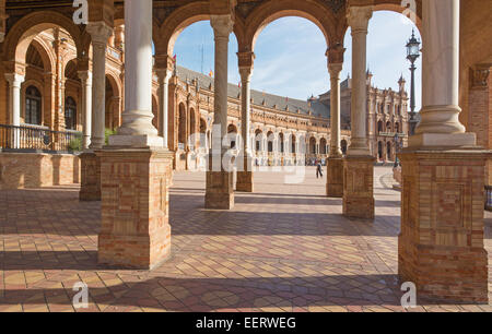 Siviglia - il portico della Plaza de Espana piazza progettata da Anibal Gonzalez (1920s) in Art Deco e stile Neo-Mudejar. Foto Stock