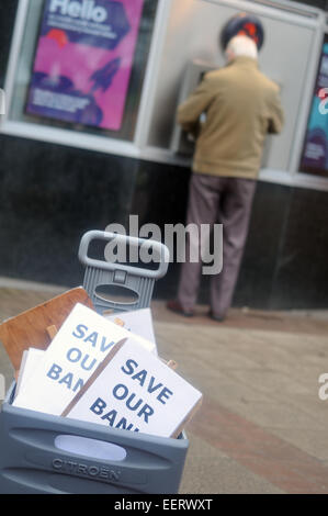 Keyworth, Nottinghamshire, Regno Unito. Il 21 gennaio, 2015. Consigliere Comunale 'Sam Boote' e residente in scena un 2hr protestare fuori Natwest Bank nel Nottinghamshire village di Keyworth questa mattina la raccolta delle firme per la petizione in crescita . RBS (Royal Bank of Scotland) piano per chiudere Keyworth ramo e vicino dalla Radcliffe-on-Trent ramo .Questo forzerà i clienti affezionati un viaggio oltre dieci miglia alla loro banca più vicina.con pochi mezzi di trasporto e di una popolazione anziana questo andando a fare cose molto difficili . Credito: IFIMAGE/Alamy Live News Foto Stock