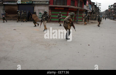 Srinagar, Indiano Kashmir amministrato. Il 21 gennaio, 2015. La polizia indiana gli uomini in azione durante il Gaw Kadal area di Srinagar,per commemorare il venticinquesimo anniversario di uno dei massacri efferati da truppe indiane nel territorio.it è stato in questo giorno nel 1990 quando le truppe sparato su una manifestazione pacifica in Gaw Kadal uccidendo almeno cinquanta civili mentre il ferimento di oltre un centinaio di persone. Il rally è stato tenuto in segno di protesta contro la molestia di decine di donne. Credito: Sofi Suhail/Alamy Live Newsm Maisuma a Basant Foto Stock