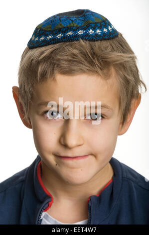 Ritratto in studio di ragazzo bianco con gli Ebrei kipa o yarmulke Foto Stock