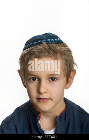 Ritratto in studio di ragazzo bianco con gli Ebrei kipa o yarmulke Foto Stock