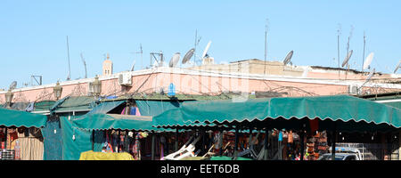 Il contrasto del vecchio tetto del souk di Marrakech del mercato moderno e le comunicazioni via satellite piatti sulla parte superiore Foto Stock