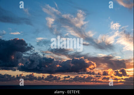 Reisen, Europa, il Portogallo, la Madera; Sonnenuntergang, dramatischer Abendhimmel a Funchal, Sonne, Wolken, Meer. Foto Stock