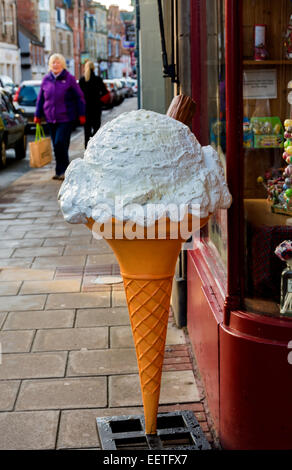 Giant modello promozionale di un cono gelato / cornet al di fuori di un negozio di dolci. Foto Stock