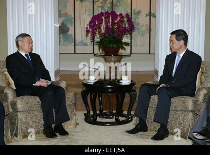 Hong Kong. Xxi gen, 2015. CY Leung (R), chief executive della regione amministrativa speciale di Hong Kong (RASHK), risponde con China Securities Regulatory Commission (CSRC) presidente Xiao pista nel sud della Cina di Hong Kong, Gennaio 21, 2015. © Xinhua/Alamy Live News Foto Stock