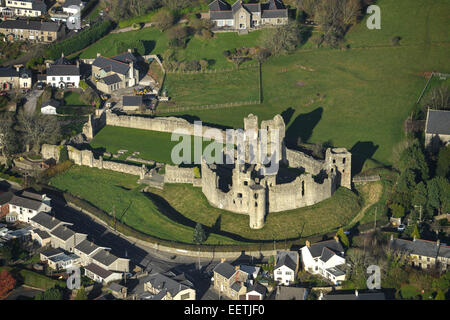 Una veduta aerea di rovine di Coity Castle, vicino il Glamorgan città di Bridgend Foto Stock