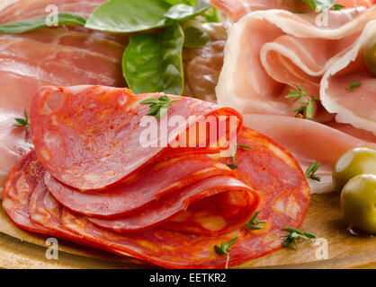 Fette di prosciutto crudo e il chorizo su un tavolo di legno . Messa a fuoco selettiva Foto Stock