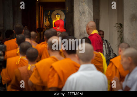 International i monaci buddisti immettere tempio di Mahabodhi, Bodh Gaya, India, un giorno dopo il terrorismo attentato avvenuto il 7 luglio 2013. Foto Stock