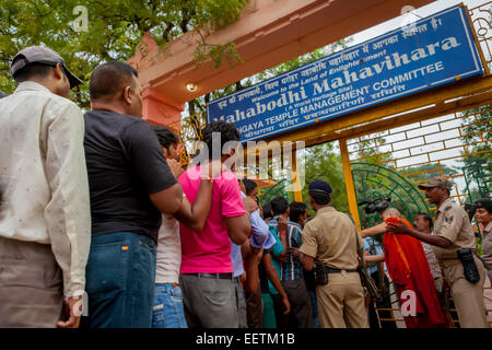 La popolazione locale in coda per entrare in tempio di Mahabodhi, Bodh Gaya, India, un giorno dopo il terrorismo attentato avvenuto il 7 luglio 2013. Foto Stock