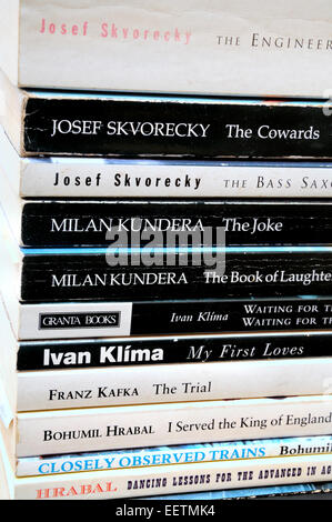 I libri tascabili da Czech autori: Skvorecky; Kundera; Klima; Kafka; Hrabal Foto Stock