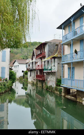 Bearn vecchi edifici di stile sopra il fiume Foto Stock