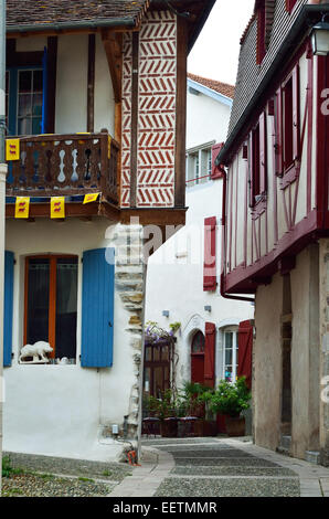 Antica cittadina francese Salies de Bearn Foto Stock