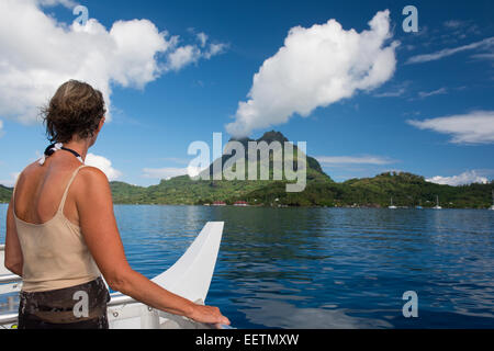 Polinesia francese Isole della Società, Isole Sottovento, Bora Bora. Prua della barca visite turistiche con la vista isola. Foto Stock