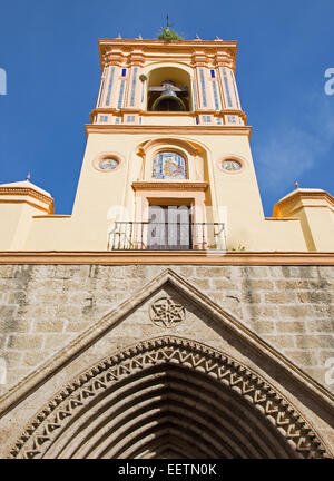 Siviglia, Spagna - 28 ottobre 2014: la torre della chiesa di San Isidoro. Foto Stock