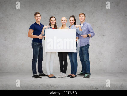 Gruppo di studenti sorridente con il bianco blank board Foto Stock